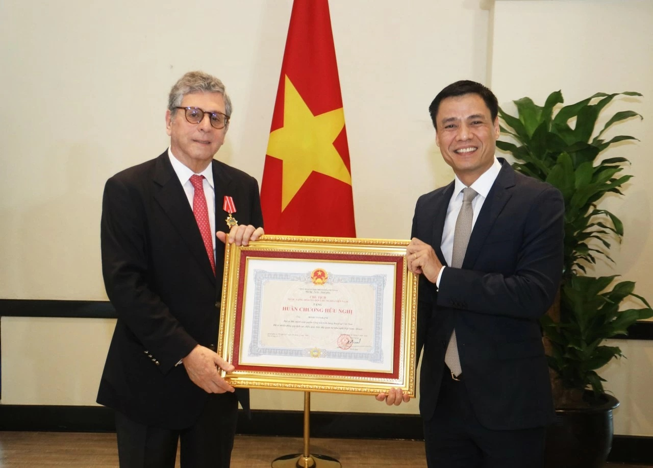 Trao Huân chương Hữu nghị tặng Đại sứ Brazil tại Việt Nam